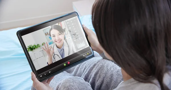 Teletıp Konsepti Asyalı Kadın Hasta Doktoru Görmek Için Tablet Kullanıyor — Stok fotoğraf