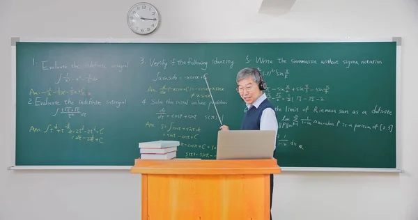Азиатский Старший Профессор Математики Наушниках Сидит Борту Читая Лекцию Онлайн — стоковое фото