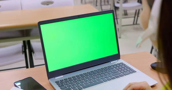 Mujer Asiática Tiene Aprendizaje Línea Con Ordenador Portátil Pantalla Verde — Foto de Stock