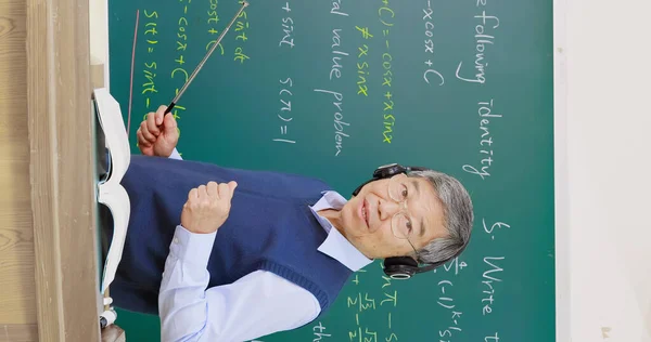 Asiático Senior Masculino Cálculo Profesor Usando Auriculares Enseñanza Línea Través — Foto de Stock