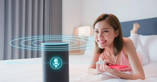 Iot Smart Home Concept Kobieta Rozmawiać Asystentem Głosowym — Zdjęcie stockowe