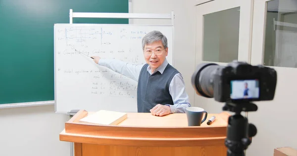 Asyalı Olgun Erkek Profesör Yüksek Lisans Okulundaki Sınıfta Kamera Aracılığıyla — Stok fotoğraf