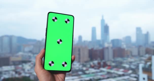 Зеленый экран смартфона в городе — стоковое видео