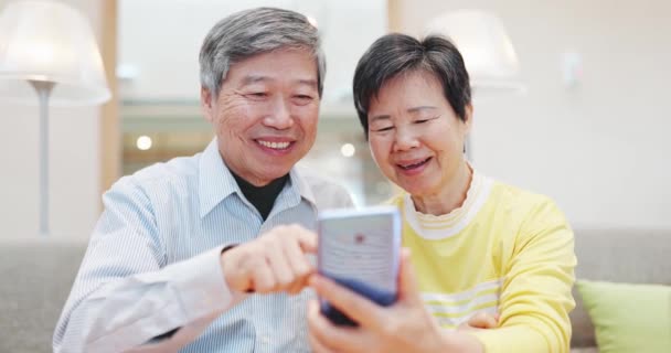 아시아의 연로 한 부부는 스마트폰을 사용 한다 — 비디오