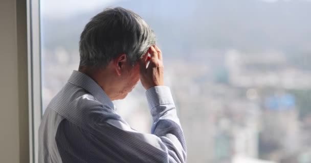 Hombre mayor estresado y preocupado — Vídeos de Stock
