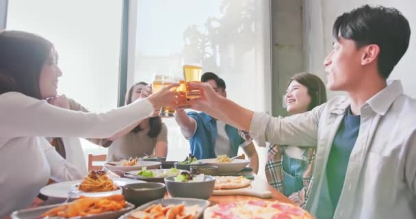 Friendship toast beer in restaurant — Stock Video