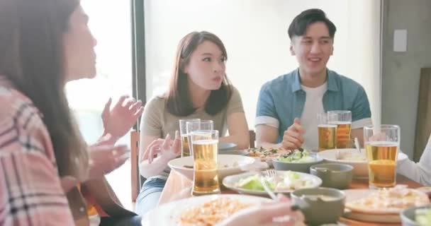 Friends dine together in restaurant — Stock Video