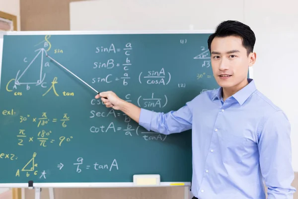 Asiático Senior High School Masculino Profesor Enseñar Matemáticas Línea Través — Foto de Stock
