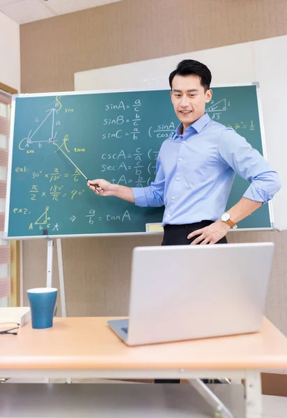 Asiático Senior High School Masculino Profesor Enseñar Matemáticas Línea Través — Foto de Stock