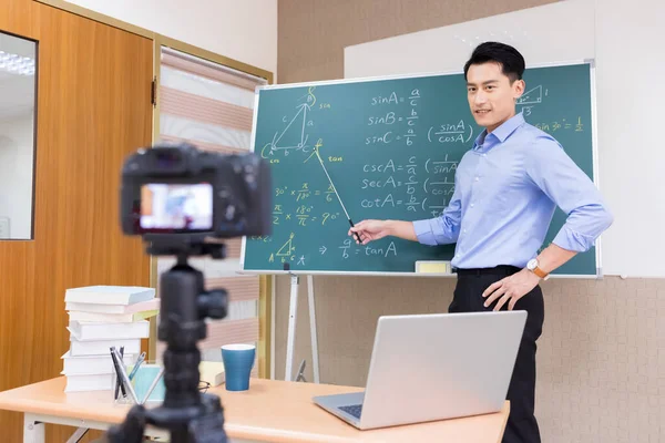 Asiático Senior Escuela Secundaria Macho Profesor Enseñar Matemáticas Línea Través — Foto de Stock