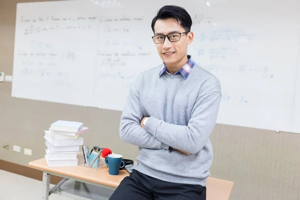 Asiático Joven Macho Profesor Sonríe Usted Con Cruz Brazo Aula — Foto de Stock