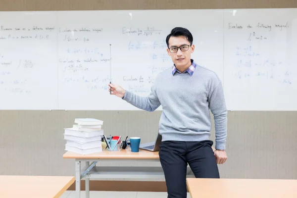 Asiático Macho Profesor Enseñar Cálculo Línea Través Webcam Aula — Foto de Stock