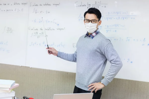 Asiático Macho Profesor Usando Cara Máscara Enseñar Cálculo Línea Través — Foto de Stock