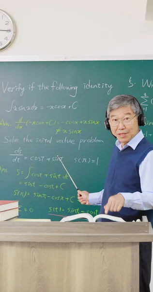 Asiático Senior Masculino Cálculo Profesor Usando Auriculares Enseñanza Línea Través — Foto de Stock