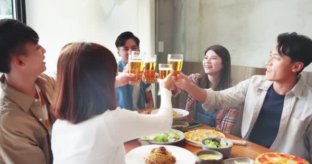 Cerveza tostada amistad en el restaurante — Vídeos de Stock