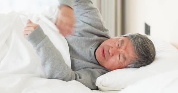 Asiatischer Senior hat Schlaflosigkeit — Stockvideo