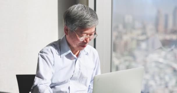 3.男人在靠近窗户的地方用笔记本电脑 — 图库视频影像