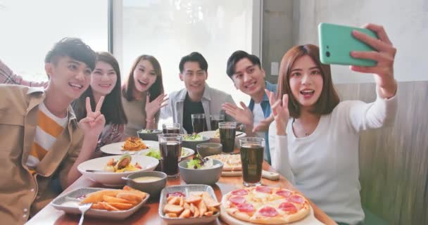Amigos tomar selfie en restaurante — Vídeo de stock