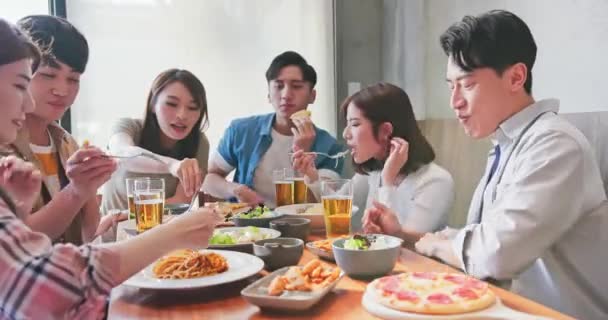 Φίλοι δειπνήσουν μαζί στο εστιατόριο — Αρχείο Βίντεο