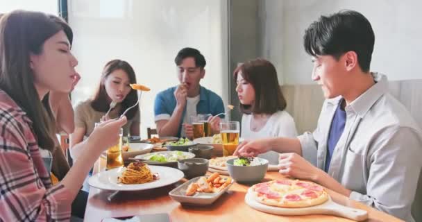 Amigos jantar juntos no restaurante — Vídeo de Stock