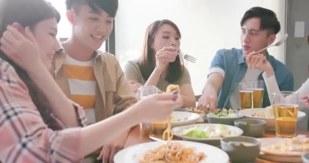 Friends dine together in restaurant — Stock Video