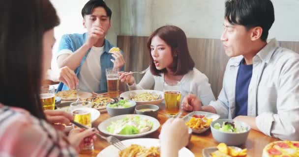 Vrienden dineren samen in restaurant — Stockvideo