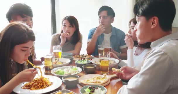 Φίλοι δειπνήσουν μαζί στο εστιατόριο — Αρχείο Βίντεο