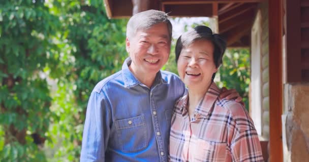 Asiático aposentado casal desfrutar de viagens — Vídeo de Stock
