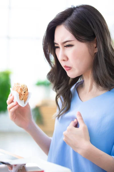 亚洲女人吃汉堡包 患有胃食管反流病 — 图库照片