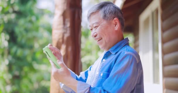Aziatische gepensioneerde man gebruik smartphone — Stockvideo