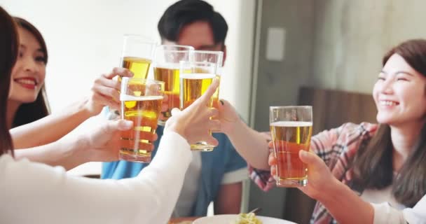 Vriendschap toast bier in restaurant — Stockvideo