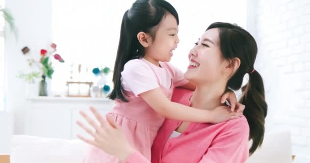 Mutter hält Tochter im Arm — Stockvideo