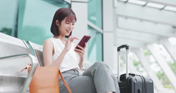 Mujer de negocios utilizar el teléfono inteligente — Vídeo de stock