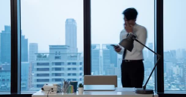 Timelapse empresario horas extras de trabajo — Vídeos de Stock