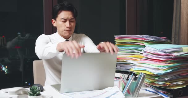 Naštvaný podnikatel udeřil do notebooku — Stock video