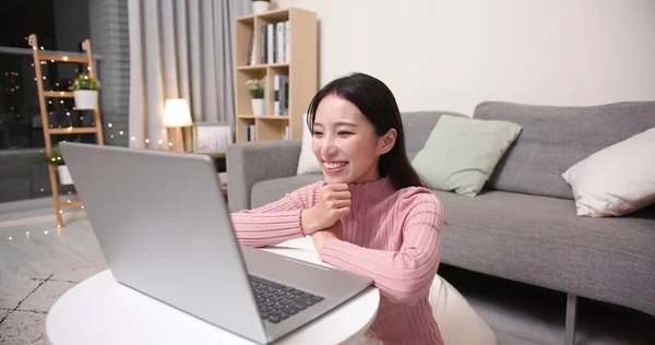 Asiatique Jeune Femme Vidéo Chat Par Ordinateur Portable Avec Ami — Photo