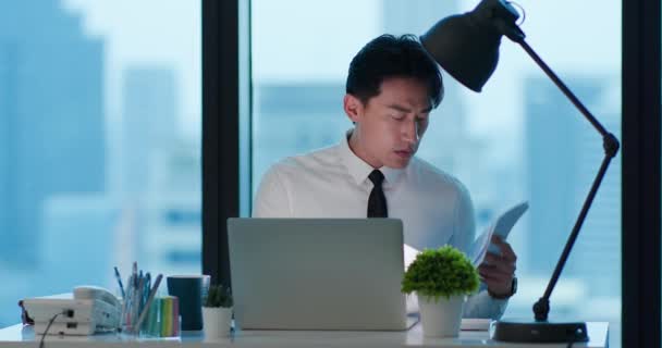 Biznesmen ciężko pracować w biurze — Wideo stockowe