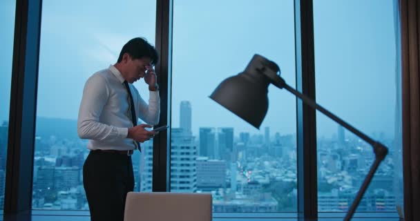 Preocupado asiático hombre de negocios en oficina — Vídeo de stock