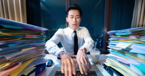 Timelapse homem de negócios horas extras trabalho — Vídeo de Stock