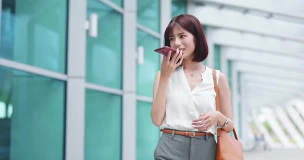 Бізнес-леді надсилають голосові повідомлення — стокове відео