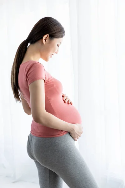 Vista Laterale Bella Donna Asiatica Incinta Piedi Vicino Alla Finestra — Foto Stock