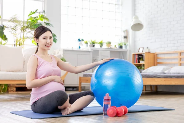 Asijské Mladé Těhotná Žena Dělá Relaxační Cvičení Pilates Míč Obývacím — Stock fotografie
