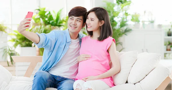 Mutlu Hamile Kadın Selfie Evde Kocası Bebeği Var — Stok fotoğraf
