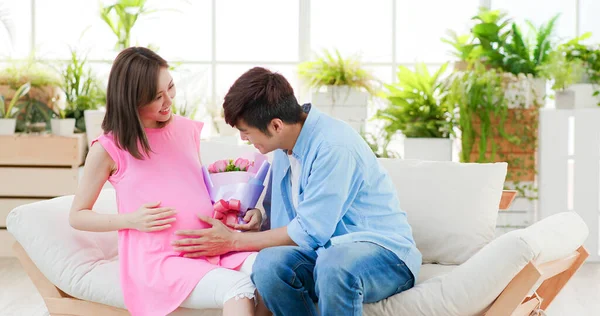 Dia Mãe Feliz Homem Doce Envia Flor Sua Esposa Que — Fotografia de Stock