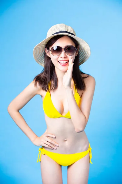 Asiatin Trägt Bikini Badeanzug Und Sagt Etwas — Stockfoto
