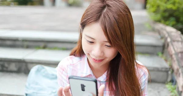 Студентка Азиатского Колледжа Счастливо Пользуется Смартфоном Кампусе — стоковое фото