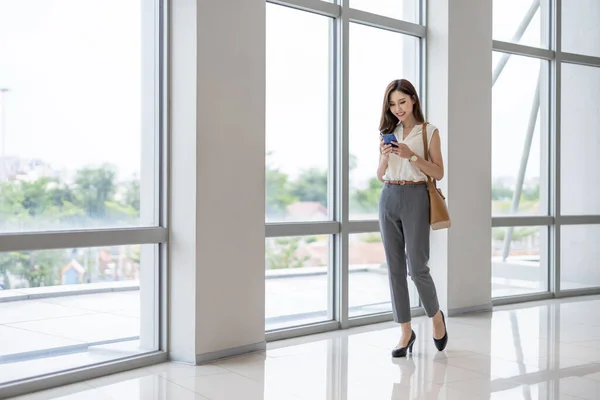 Asiatico Giovani Businesswoman Uso Smart Phone Mentre Pendolarismo Città — Foto Stock