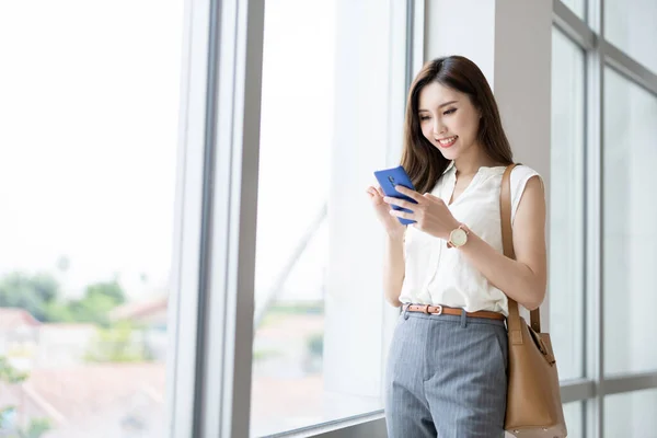 Aziatische Jong Zakenvrouw Gebruik Smart Phone Terwijl Pendelen Stad — Stockfoto