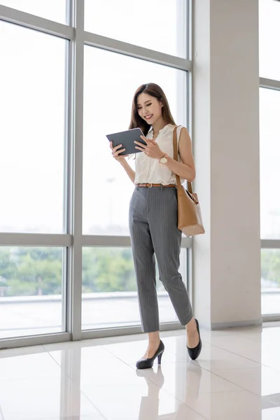 Asian Young Woman Use Digital Tablet Her Business Trip — Stock Photo, Image