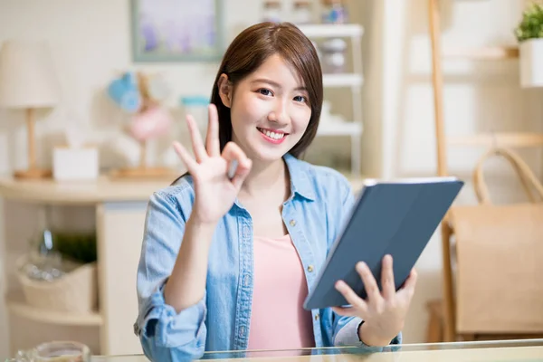 Aasialainen Nainen Hymyilee Sinulle Pitää Digitaalinen Tabletti Ele Kotona — kuvapankkivalokuva